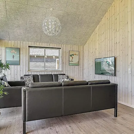 16 Person In Hasselberg